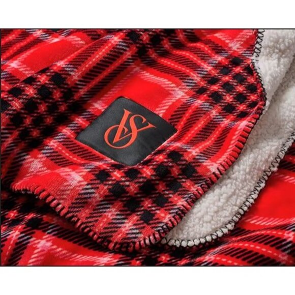 Victoria's Secret Cozy Plush Blanket Red/Blk Plaid Fleece Sherpa Christmas 60x50 - Picture 3 of 3